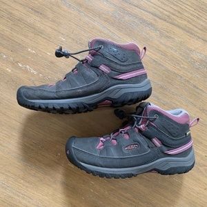 Kids Keens Waterproof Hiking Shoes Size 4